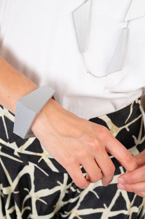Modern bangle Molly - metallic